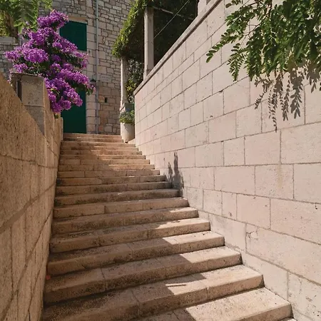 Three-bedroom In Apartmán Povlja (Brac)